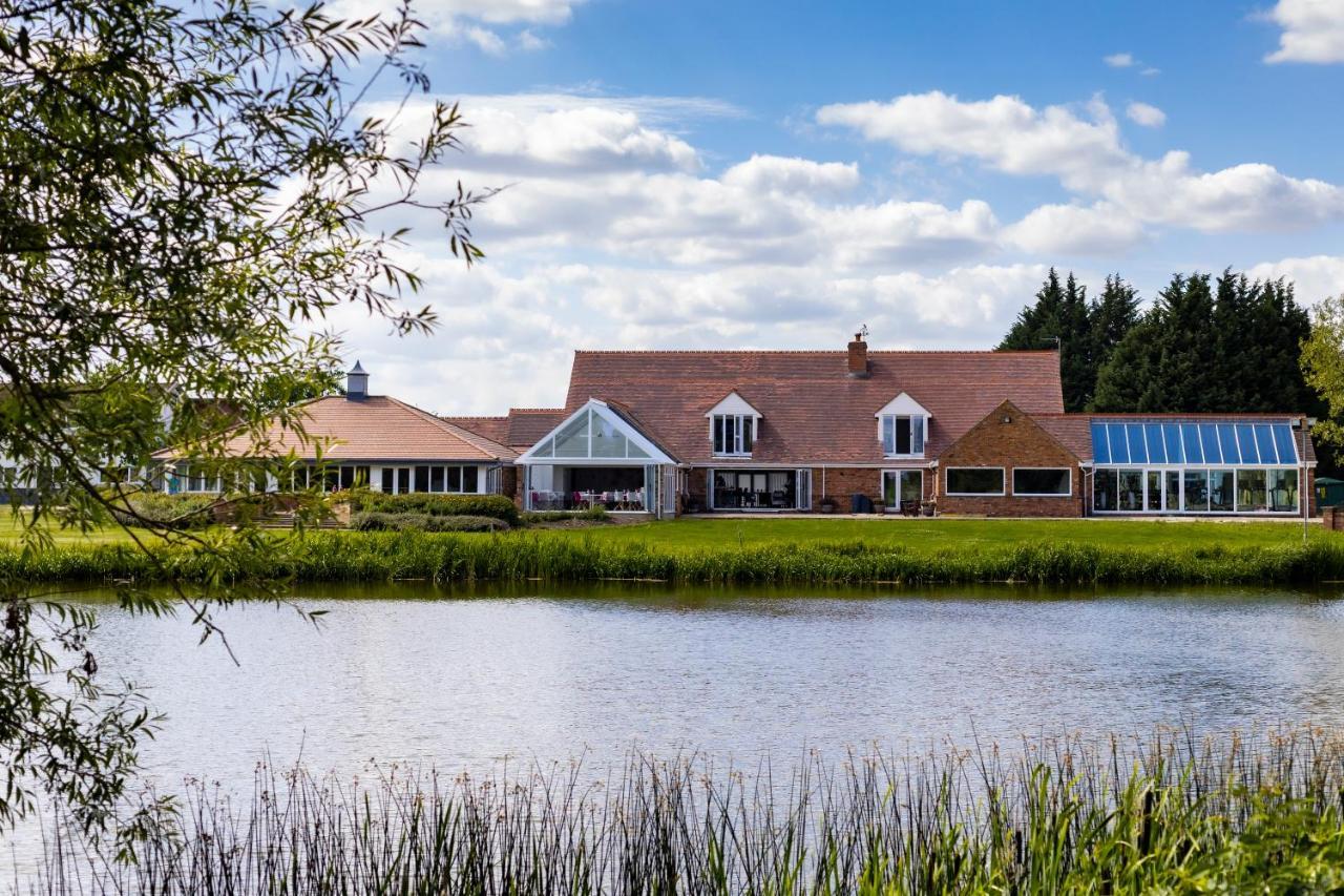 Kingfisher Hotel, Golf And Country Club 米尔顿凯恩斯 外观 照片