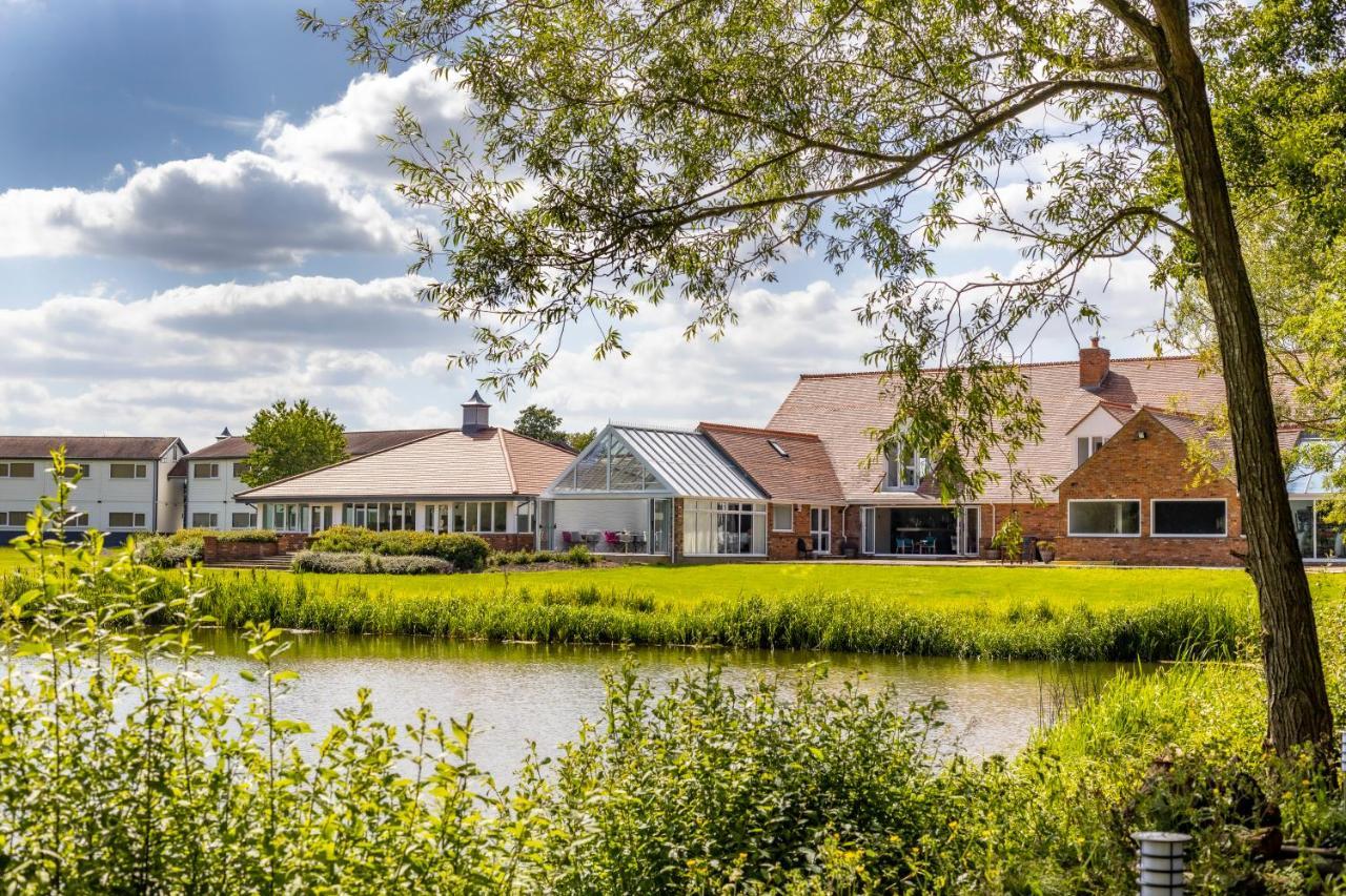 Kingfisher Hotel, Golf And Country Club 米尔顿凯恩斯 外观 照片
